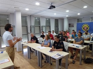 El curso está impartido por José Sánchez Martí, de la unidad de atestados de la Policía Local de Alicante