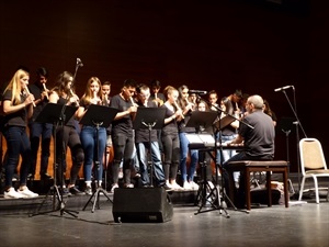 Ramón Lorente desde el piano ha dirigido este concierto