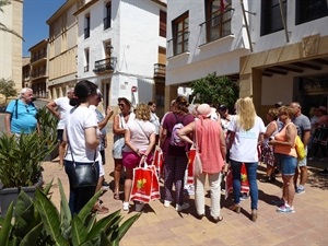 Miembros de la Asociación de Oriolanos durante su visita turísstica por La Nucía