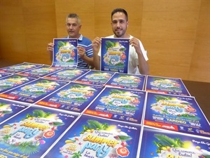 Cristobal Llorens, concejal de Fiestas, y Diego Llorca, miembro de la Penya els Grillats, durante la presentación de la Summer Party