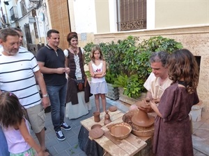 Demostración del alfarero con la colaboración de los niños que visitan el Mercado