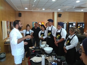 La clausura del curso “Principios Básicos de la Cocina” contó con una Master Class de Salva, concursante de Masterchef 4