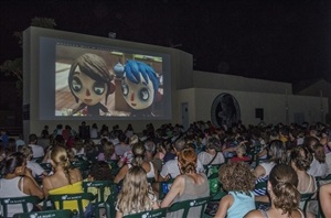 Cada jueves, 500 personas se han  reunido a "la fresca" para disfrutar del Cine Familiar