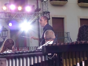 Ramón Lorente, director de la banda de la Unió Muiscal, en pleno concierto