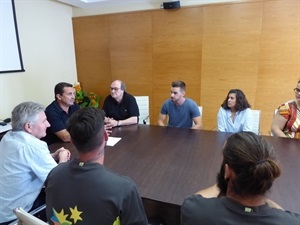 Bernabé, alcalde de La Nucía, ha recibido en el Ayuntamiento a los 13 jóvenes contratados