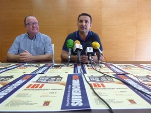 Manuel Alcalá, concejal de Hacienda y Bernabé Cano, alcalde de La Nucía, en la presentación de la subvención