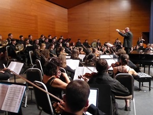 Joan Espinos dirigiendo a la Orquesta Sinfónica La Paz