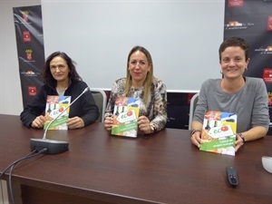 Eva Naranjo, concejala de Comercio, junto a Mª Doleres Raigón y Helen Cifre