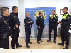 Bernabé Cano, alcalde de La Nucía y Serafín López, concejal de Seguridad Ciudadana, felicitan a los dos agentes premiados con la presencia de los jefes de la Policía Local