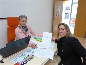 Amparo Orts, técnica de Consumo y Eva Naranjo, concejal de Comercio en la OMIC de La Nucía