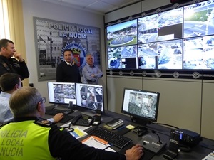 La Sala de control de cámaras está ubicada en la Central de la Policía Local de La Nucía