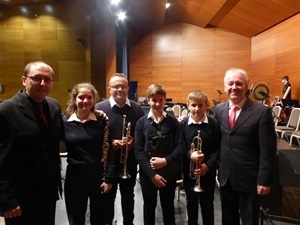 Los "4 educandos 2019"  de la Unió Musical La Nucía, junto a los dos directores