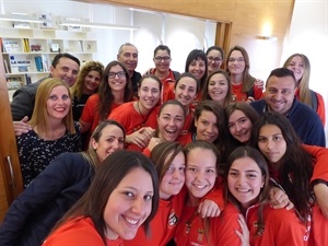 Selfie de las jugadoras del femenino del CF La Nucía en alcaldía