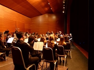 Los dos Solistas-Directores junto a la orquesta ADDA Simfònica en un momento del concierto