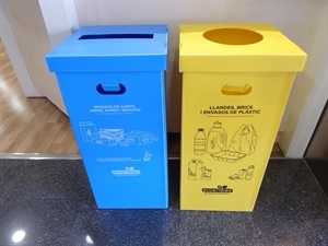 Papeleras situadas en 2019 en los edificios públicos para fomentar el reciclaje de papel y envases-plásticos