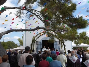 Bajo el pino centenario de la Ermita ha tenido lugar la misa