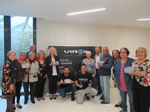 Los participantes en la primera sesión de realidad virtual junto a Beatriz Pérez Hickman, concejala de Tercera Edad de La Nucía