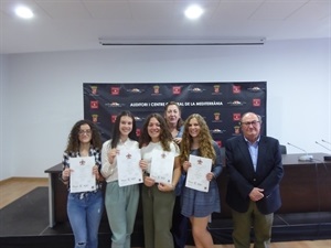Alumnas de la Escuela de Danza con su certificado de la Royal Academy of Dance