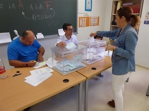 Una votante nuciera esta mañana en el Colegio Sant Rafel