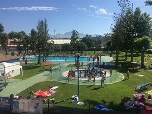 Esta semana los escolares de La Nucía disfrutan de la Piscina exterior de la Ciutat Esportiva