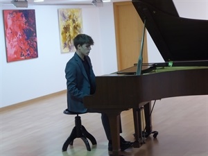 Alumno del Centro de Perfeccionamiento Musical de Piano Franz Liszt