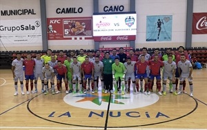 Imagen de familia de los dos equipos antes de iniciarse el partido junto a los árbitros y Sergio Villalba, concejal de Deportes de La Nucia