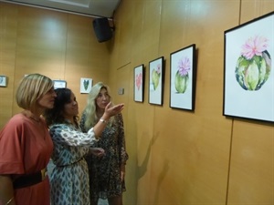 La artista, Alicia Santiago Waite, Ofelia Jurado, directora de la Escuela de Dibujo y Pintura, y Mª Jesús Jumilla, concejala de Juventud durante la inauguracion