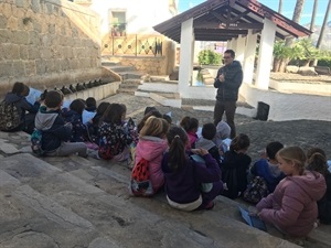 Escolares visitando el Casco Antiguo de La Nucía en una ruta guiada