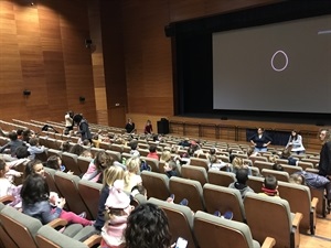 180 alumnos han acudido esta mañana a l´Auditori a ver este "Cinema en Valencià"