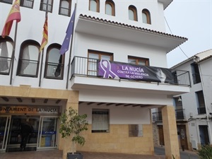En la fachada del Ayuntamiento se ha puesto una pancarta "La Nucía contra la Violencia de Género"