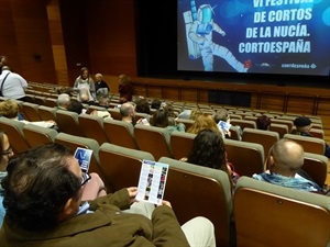 Más de cien personas asistieron ayer a la primera sesión del Festival de Cortos de La Nucía, CortoEspaña