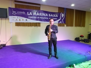 El saxofonista nuciero Román Rodríguez se sumó con su música a esta acción