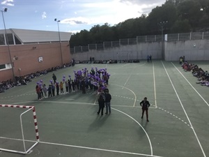 Lazo violeta contra la Violencia de Género en el patio del Colegio Sant Rafel