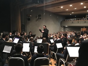 Toni Lloret Zaragozí dirigiendo a la Banda de l'Escola de Música de la UM  La Nucía