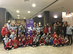 La Agrupación Scout de La Nucía junto a los concejales tras la inauguración