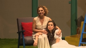 Lolita Flores y Marta Guerras en plena actuación en el escenario de l'Auditori