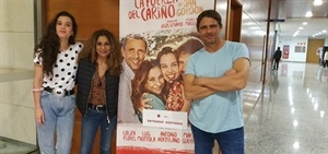 Lolita Flores, Luís Mottola y Marta Guerras junto al cartel de entradas agotadas