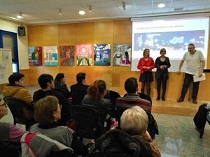 Gemma Márquez, concejala de Igualdad, María Jesús Jumilla, concejala de Juventud y Julien Chartier de Old Timers al inicio de la charla