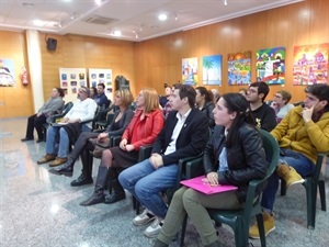 La charla informativa estuvo dirigida a padres, madres, tutores y jóvenes