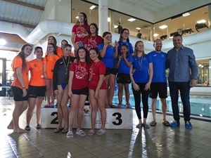 Tamira Álvarez, Sarah Peret, Lucía Isla, Lucía Tercero y Rebecca Baker en el podio por su tercer puesto en relevos, junto a Nano Pelayo, pte. Club Natación La Nucía y Sergio Villalba, concejal de Deportes