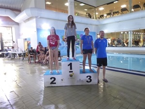 La nadadora nuciera Sarah Peret recibiendo su bronce en 50m libres