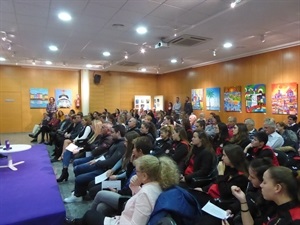 Más de 120 personas llenaron la Sala de Exposiciones del Centre Juvenil para esta charla sobre Igualdad