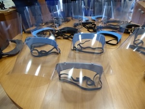 Estas viseras de protección facial se han donado de forma gratuita al SERVEF Benidorm