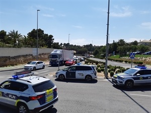 Control de la Policía Local en la rotonda nº5 de La Nucía de la carretera CV 70 (Benidorm- La Nucía)