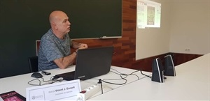El profesor Vicent-J. Escartí (Univ. València) durante una conferencia en la Seu Univ. de La Nucía