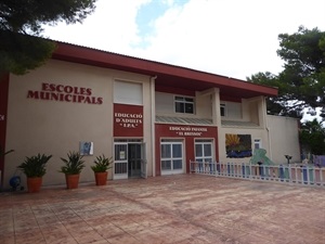 La Escuela de Adultos se desarrolla en el edifico de les "Escoles Municipals"