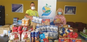 Álex González, gerente Padelpoint La Nucía junto a Beatriz Pérez-Hickman, concejala de Bienestar Social, con la donación de la empresa nuciera
