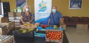 Beatriz Pérez Hickman, concejala de Bienestar Social, recibiendo la donación de alimentos frescos que esta semana ha hecho la Asociación Eleos