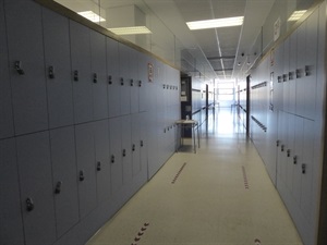 Los pasillos se han señalizado para facilitar la movilidad del alumnado