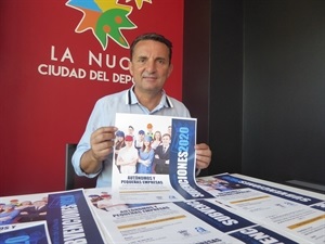 Bernabé Cano, alcalde de La Nucía, en la presentación de las subvenciones a autónomos
